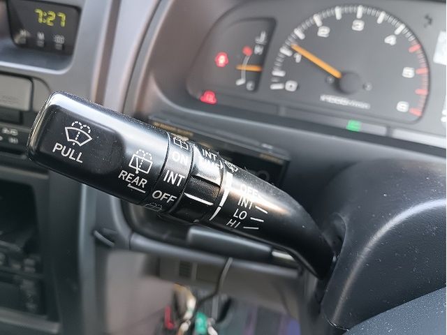 TOYOTA HILUXSURF WAGON 4WD 1996 Image 31