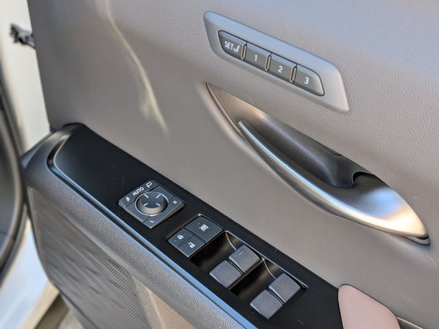 TOYOTA LEXUS UX250H 2023 Image 31