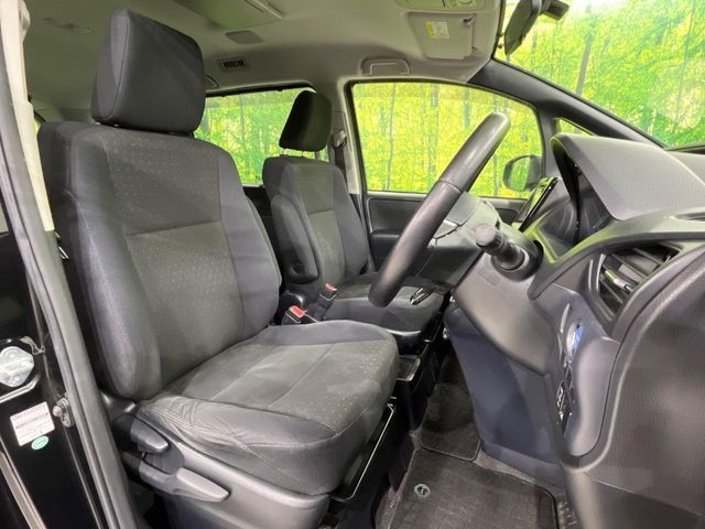 TOYOTA VOXY HYBRID 2014 Image 31