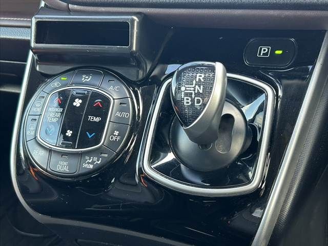 TOYOTA ESQUIRE HYBRID 2015 Image 31