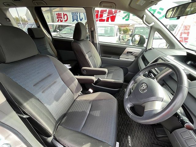 TOYOTA VOXY 2010 Image 31