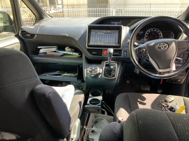 TOYOTA VOXY 2014 Image 31