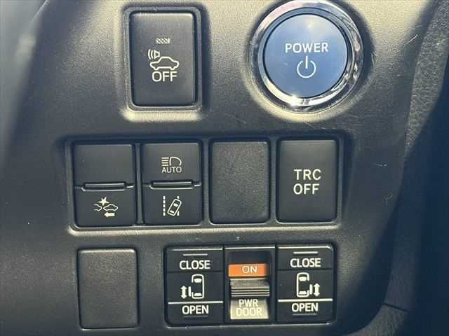 TOYOTA VOXY HYBRID 2018 Image 31