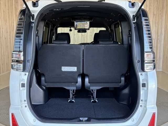 TOYOTA VOXY HYBRID 2018 Image 31