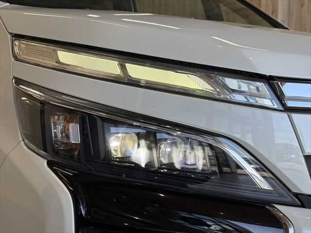 TOYOTA VOXY HYBRID 2018 Image 31