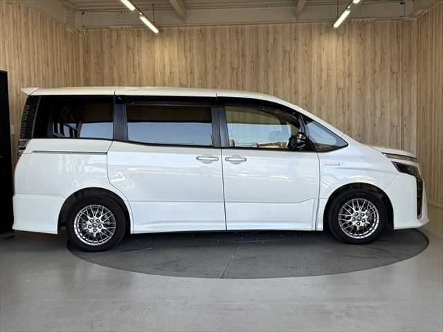 TOYOTA VOXY HYBRID 2018 Image 31