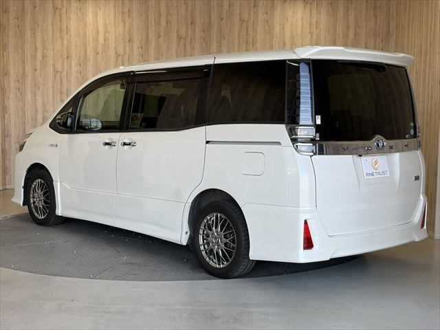 TOYOTA VOXY HYBRID 2018 Image 31