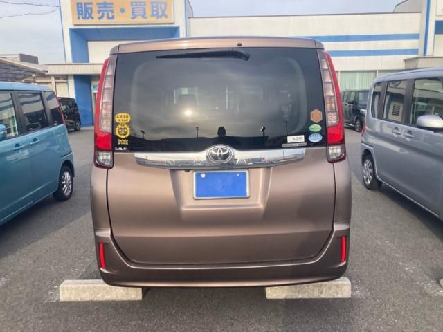 TOYOTA NOAH 2014 Image 31