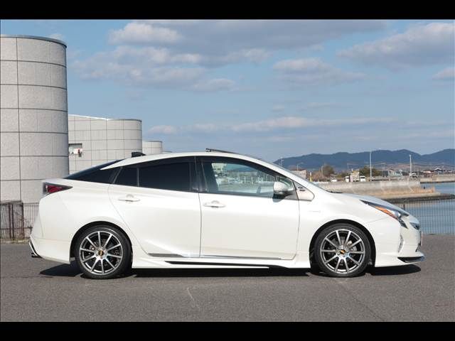 TOYOTA PRIUS 2017 Image 31