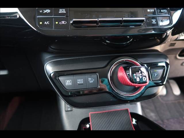 TOYOTA PRIUS 2017 Image 31