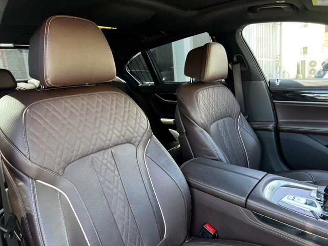 BMW 7SERIES 2015 Image 31