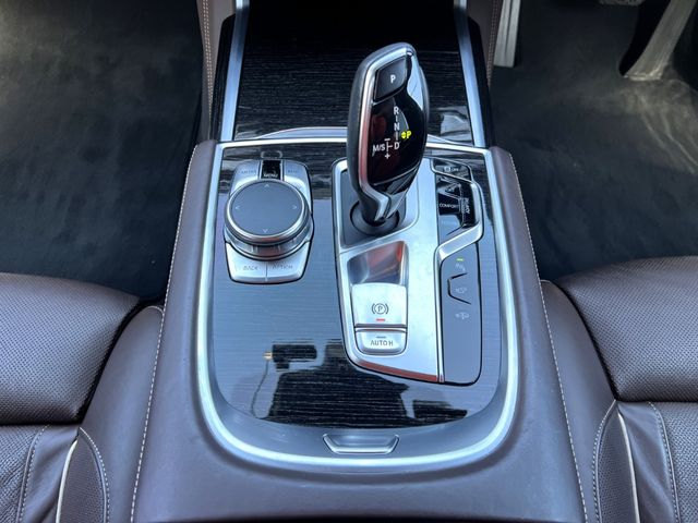BMW 7SERIES 2015 Image 31