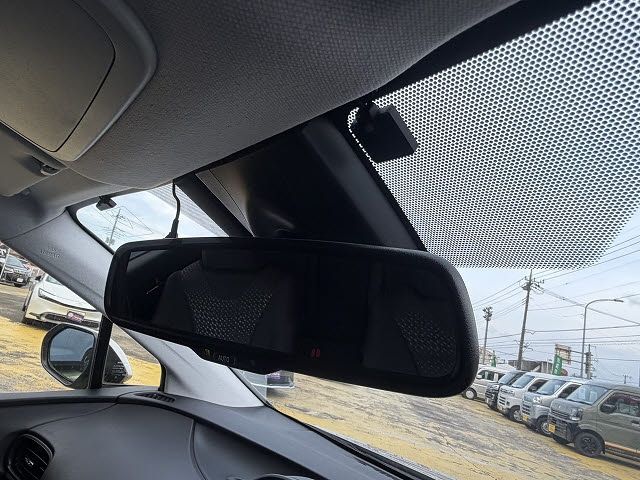 TOYOTA PRIUS 2018 Image 31