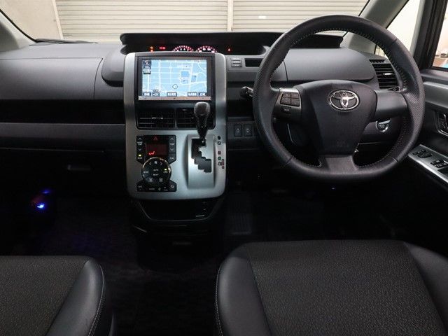 TOYOTA VOXY 2013 Image 31