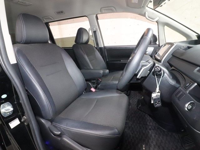 TOYOTA VOXY 2013 Image 31