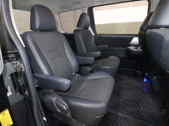 TOYOTA VOXY 2013 Image 31