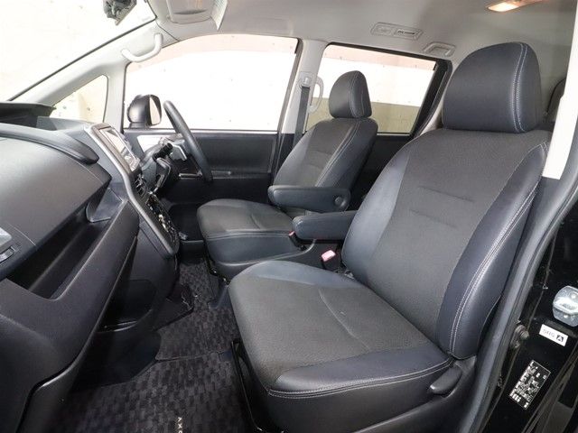 TOYOTA VOXY 2013 Image 31