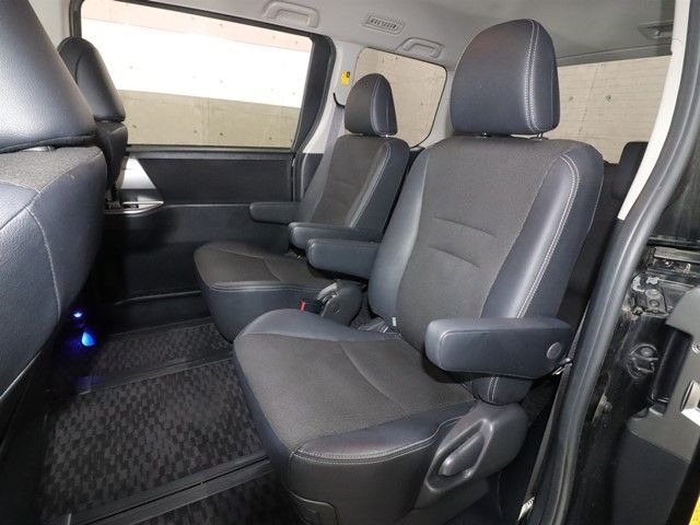 TOYOTA VOXY 2013 Image 31