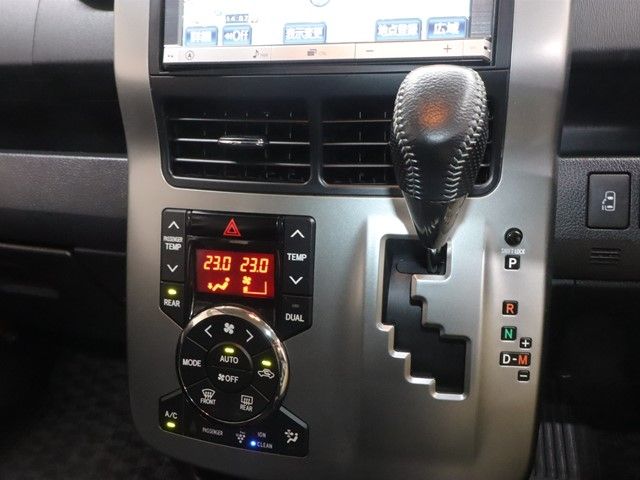 TOYOTA VOXY 2013 Image 31