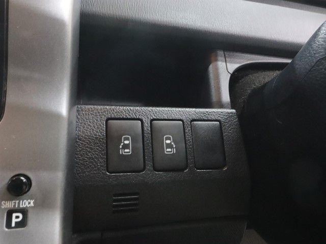 TOYOTA VOXY 2013 Image 31