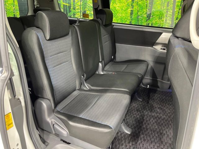 TOYOTA VOXY 2010 Image 31