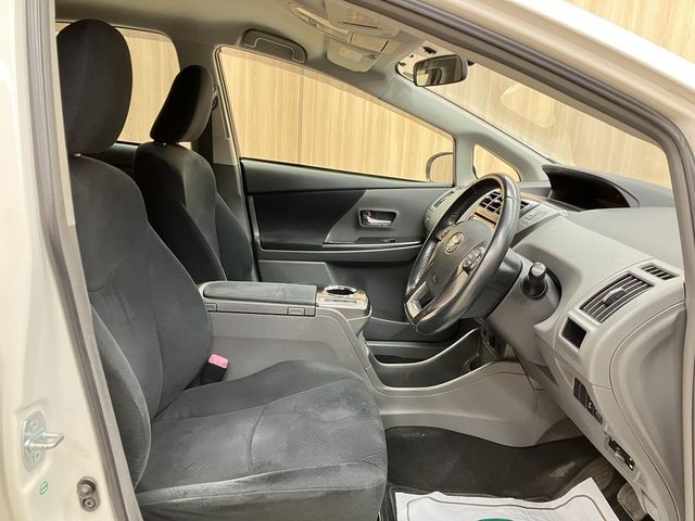 TOYOTA PRIUS ALPHA 2014 Image 31