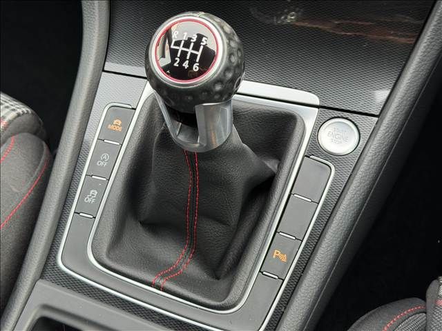 VOLKSWAGEN GOLF GTI 2015 Image 31