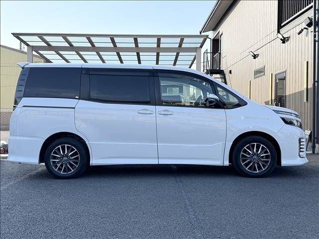 TOYOTA VOXY 2014 Image 31