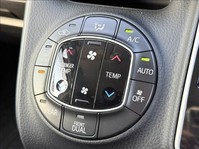 TOYOTA VOXY 2014 Image 31