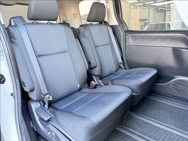 TOYOTA VOXY 2014 Image 31