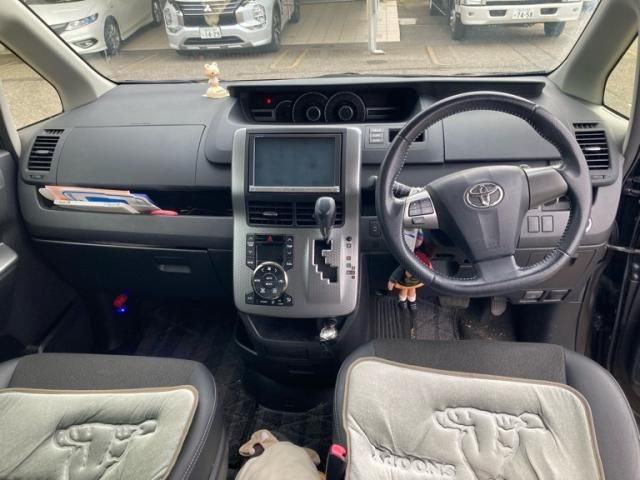 TOYOTA VOXY 2013 Image 31