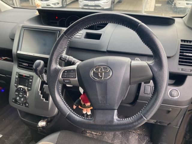 TOYOTA VOXY 2013 Image 31
