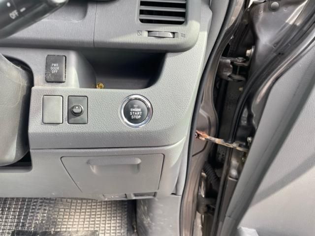 TOYOTA NOAH 2010 Image 31