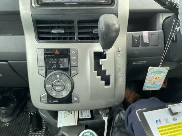 TOYOTA NOAH 2010 Image 31