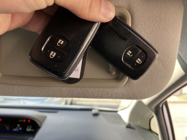 TOYOTA PRIUS ALPHA 2011 Image 31