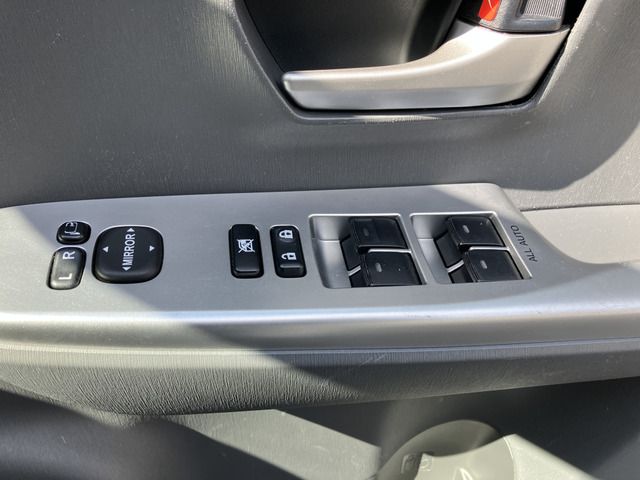 TOYOTA PRIUS ALPHA 2011 Image 31