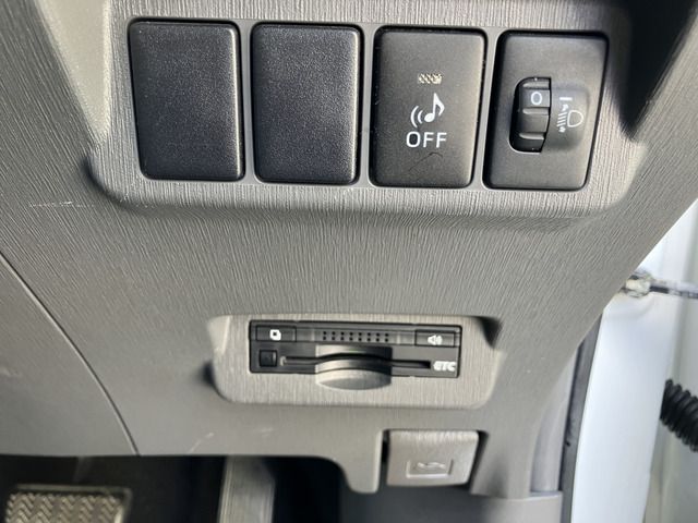 TOYOTA PRIUS ALPHA 2011 Image 31