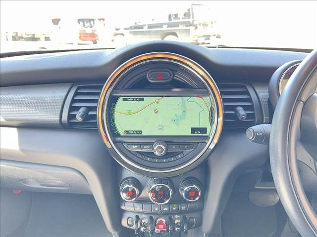 BMW MINI COOPER D 5D 2018 Image 31