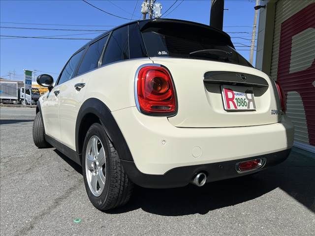 BMW MINI COOPER D 5D 2018 Image 31