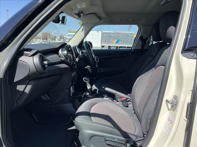 BMW MINI COOPER D 5D 2018 Image 31