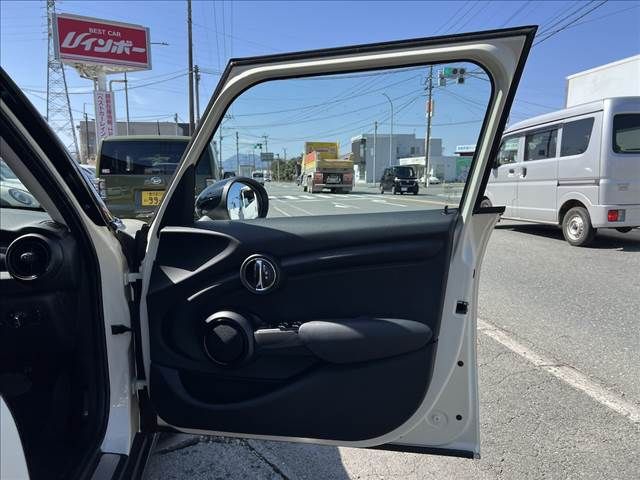 BMW MINI COOPER D 5D 2018 Image 31