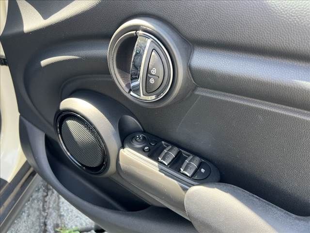 BMW MINI COOPER D 5D 2018 Image 31