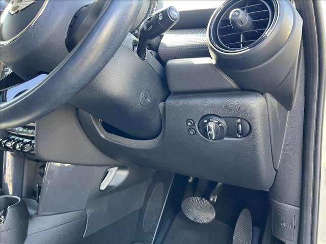 BMW MINI COOPER D 5D 2018 Image 31