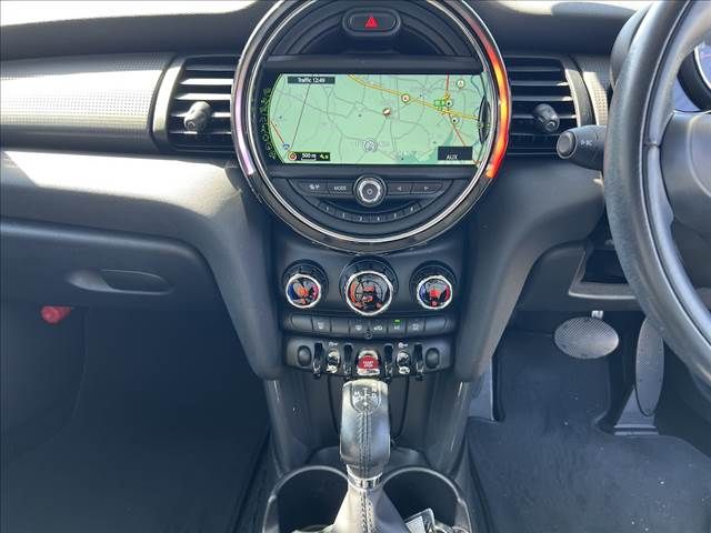 BMW MINI COOPER D 5D 2018 Image 31