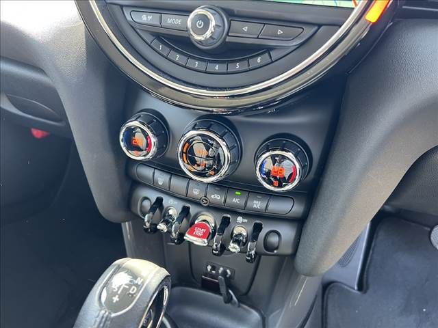 BMW MINI COOPER D 5D 2018 Image 31