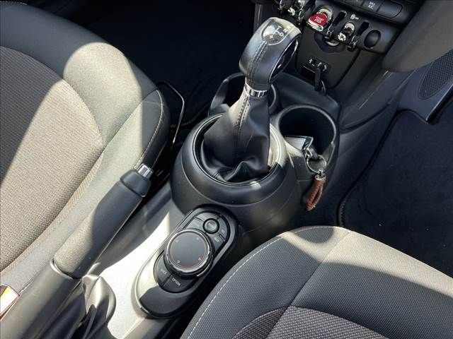 BMW MINI COOPER D 5D 2018 Image 31