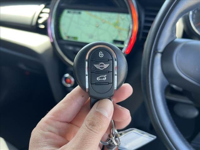 BMW MINI COOPER D 5D 2018 Image 31