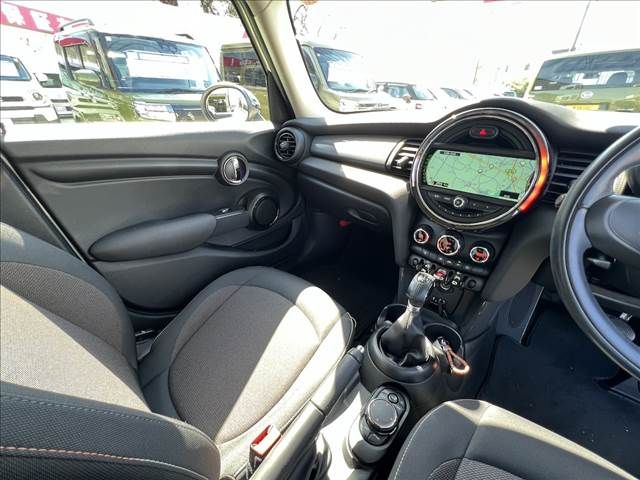 BMW MINI COOPER D 5D 2018 Image 31