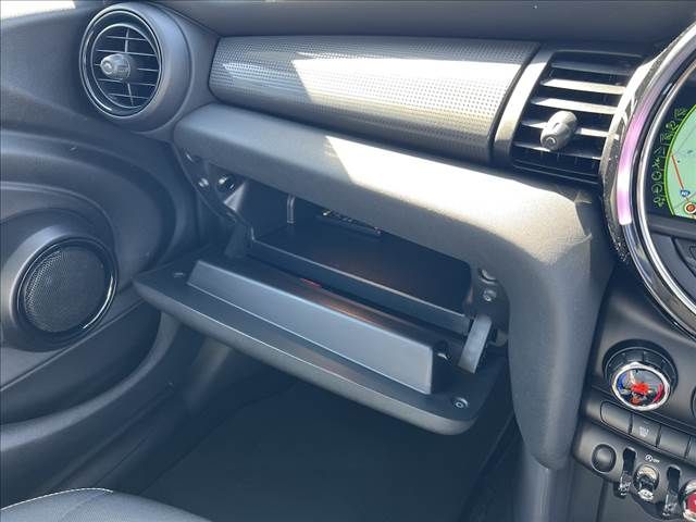 BMW MINI COOPER D 5D 2018 Image 31