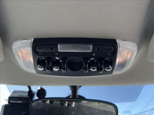 BMW MINI COOPER D 5D 2018 Image 31